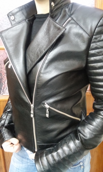 Kratka, atraktivna jakna -Rokerica kopča se sa strane, model sa dosta detalja ukrašen štepovima i zipovima.       